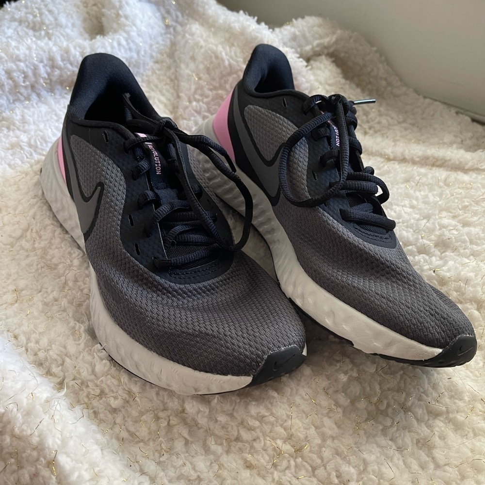 Nike women’s size 8 revolution running shoes EUC black, pink & grey lightweight